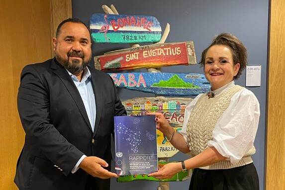 Special Envoy Edison Rijna presenting a report to State Secretary Alexandra van Huffelen